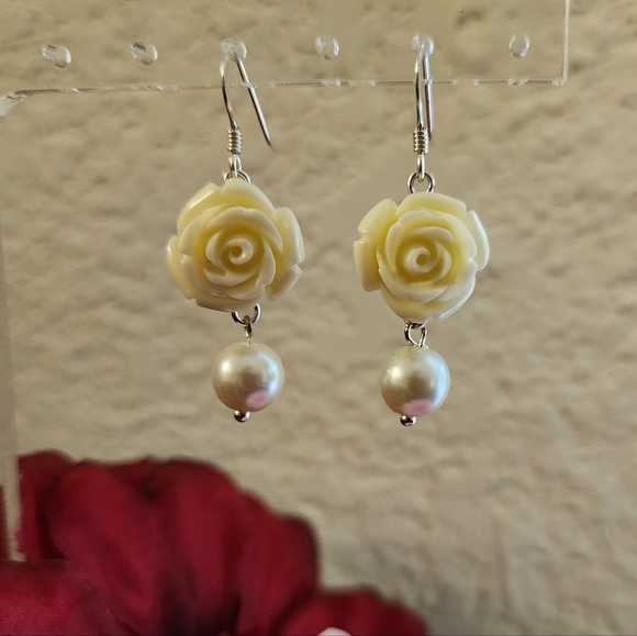 White Rose and Faux Pearl earrings - Picture 1 of 2